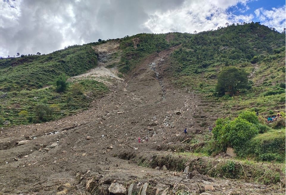 संखुवासभामा पहिरोका कारण तीन परिवार विस्थापित